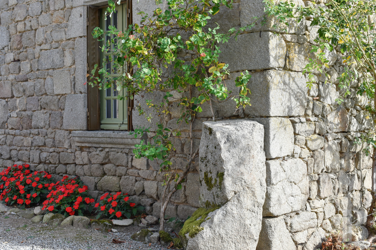 En Limousin, dans le sud-est de la Creuse et à proximité d’Aubusson, un logis indépendant du 17e siècle au centre d’une place forte médiévale,  - photo  n°30